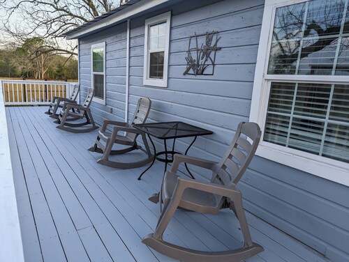 Cozy Stilt Cottage
“Charming Stilt Cottage by Park, Walk to The Brazos River!”