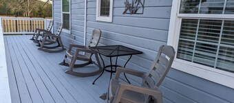 Cozy Stilt Cottage
“Charming Stilt Cottage by Park, Walk to The Brazos River!”