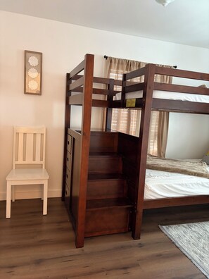 3 habitaciones, tabla de planchar con plancha, wifi y ropa de cama