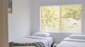 3 bedrooms, iron/ironing board, free WiFi, bed sheets - Sun and the Sea - Swim Spa & Beach location! (Mollymook Beach)