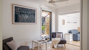 Smart TV, books - Sun and the Sea - Swim Spa & Beach location! (Mollymook Beach)