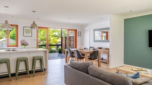 Smart TV, books - Sun and the Sea - Swim Spa & Beach location! (Mollymook Beach)
