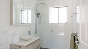 Shower, hair dryer, towels - Sun and the Sea - Swim Spa & Beach location! (Mollymook Beach)