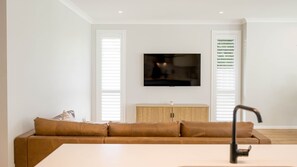 Smart TV - Mayfield Modern Haven (Mayfield)