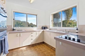 Kühlschrank, Mikrowelle, Ofen, Geschirrspüler