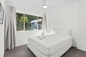 2 bedrooms, iron/ironing board, WiFi, bed sheets - Burleigh Heads 2BR Apartment Walk to Beach, Free Parking, WiFi (Burleigh Heads)