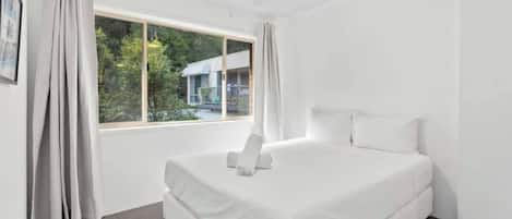 Tabla de planchar con plancha, wifi y ropa de cama