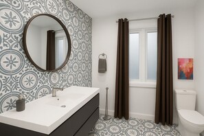 Sèche-cheveux, papier toilette