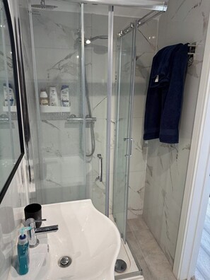 Shower, towels - Spacious Top Floor Studio Sleeps 3 (London)