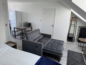 TV - Spacious Top Floor Studio Sleeps 3 (London)