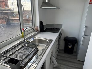 Fridge, microwave, oven, stovetop - Spacious Top Floor Studio Sleeps 3 (London)