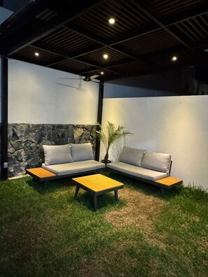 Property grounds - Escape to Cocoyoc modern house with lake and pool near Oaxtepec and Tlayacapan. (Oaxtepec)