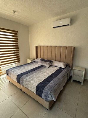 3 bedrooms, iron/ironing board, internet - Escape to Cocoyoc modern house with lake and pool near Oaxtepec and Tlayacapan. (Oaxtepec)