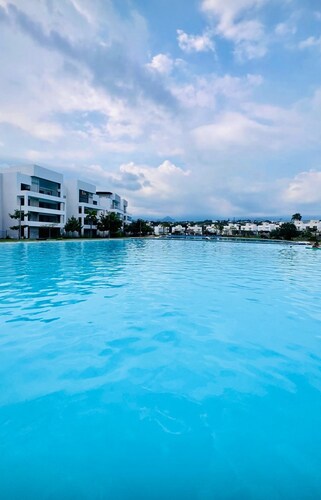 Escape to Cocoyoc modern house with lake and pool near Oaxtepec and Tlayacapan.