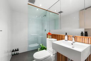 Hair dryer, towels, soap, toilet paper - Drews Bondi Beach Pad - Music Inspired (Bondi Beach)