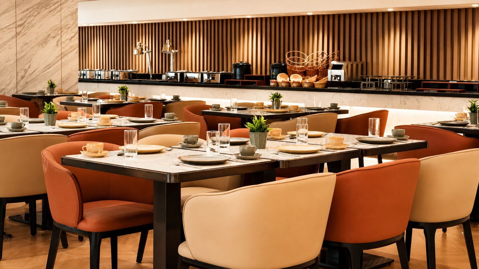Un ristorante moderno con diversi tavoli e sedie, un'area cucina sullo sfondo e una parete rivestita in legno.