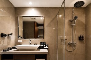 Standard Triple Room, Multiple Beds | Bathroom - Wyndham Garden Manila Bay (Parañaque)
