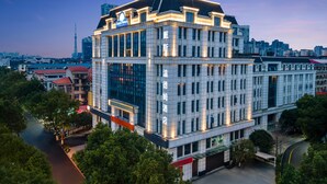 A multi-story hotel with a prominent sign, large windows, and a modern architectural design. - Days Hotel By Wyndham Changsha Xingsha (Changsha)