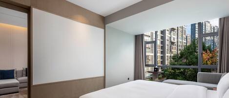 Business Suite, 1 King Bed, Non Smoking