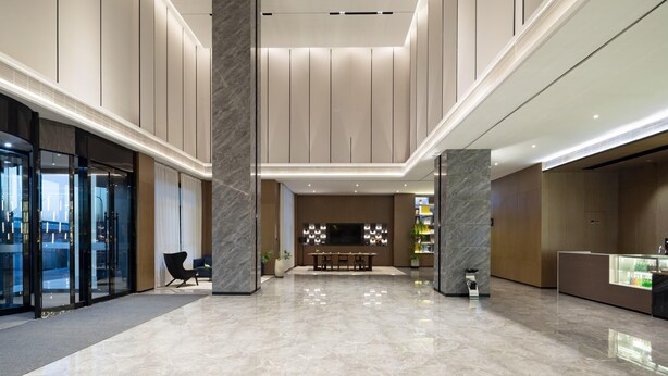 A spacious lobby with a central seating area, a reception desk, and a glass entrance. - Days Hotel By Wyndham Changzhi Luzhou (Changzhi)