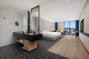 Business Room, 1 King Bed, Non Smoking (Holleywood)