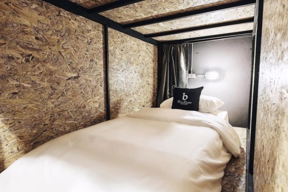 In-room safe, WiFi (free)