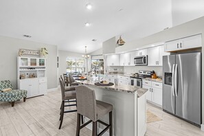 Fridge, microwave, oven, stovetop - Direct Gulf Access - Kayaks, Paddleboard, Heated Pool - Tipsy Turtle - Roelens (Cape Coral)