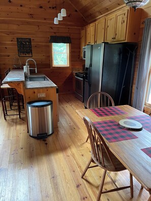 Dining - Tranquility and sunrise mountain views. Mins to town! (Ellijay)