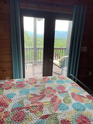 4 bedrooms, WiFi, bed sheets, wheelchair access - Tranquility and sunrise mountain views. Mins to town! (Ellijay)