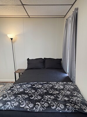 2 bedrooms, WiFi, bed sheets - Come see Punxsutawney Phil! Cozy 2nd floor apartment 2 minutes to town center. (Punxsutawney)