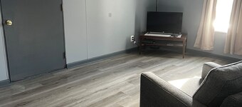 Come see Punxsutawney Phil! Cozy 2nd floor apartment 2 minutes to town center.