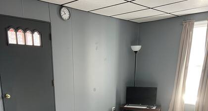 Come see Punxsutawney Phil! Cozy 2nd floor apartment 2 minutes to town center.