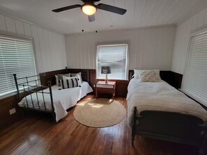 3 bedrooms, iron/ironing board, WiFi, bed sheets - Entire home in Houston, Texas The Houston Hub- Centrally located! (Houston)