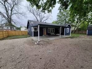 Exterior - Entire home in Houston, Texas The Houston Hub- Centrally located! (Houston)