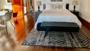 Room - Pistakee Lake-Front Retreat (Fox Lake)