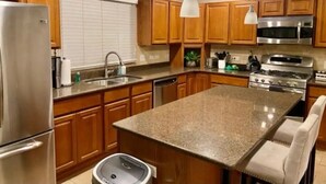 Private kitchen - Pistakee Lake-Front Retreat (Fox Lake)