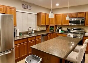 Private kitchen - Pistakee Lake-Front Retreat (Fox Lake)
