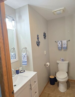 Shower, hair dryer, towels, soap - Pistakee Lake-Front Retreat (Fox Lake)