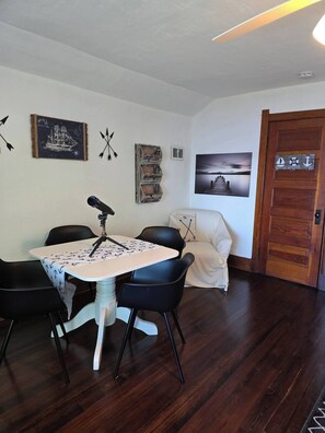 Dining - Pistakee Lake-Front Retreat (Fox Lake)