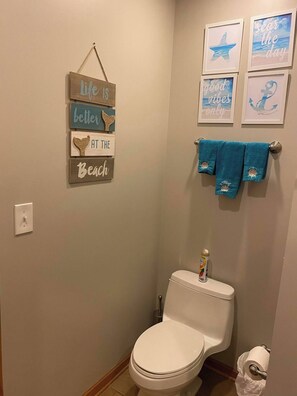 Shower, hair dryer, towels, soap - Pistakee Lake-Front Retreat (Fox Lake)