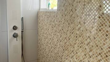 Dusj, håndklær, såpe og toalettpapir