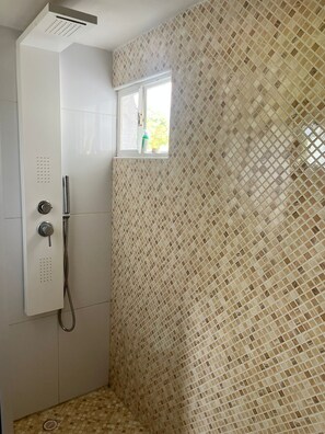 Suihku, pyyhkeet, saippua, vessapaperi