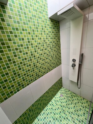 Douche, serviettes fournies, savon, papier toilette