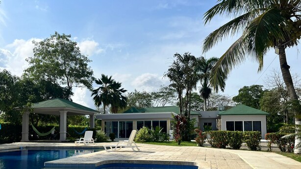 A swimming pool with lounge chairs, a gazebo, and a house with a green roof. - Villa near Cartagena and its beaches, perfect to relax with privacy. (Cartagena)