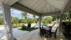 A covered outdoor area with a pool, a hammock, and a table with chairs. - Villa near Cartagena and its beaches, perfect to relax with privacy. (Cartagena)