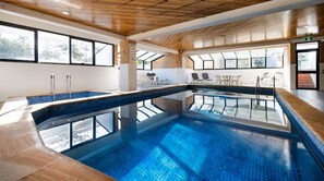Indoor pool, outdoor pool - Beachfront Bliss in Surfers Paradise (Surfers Paradise)