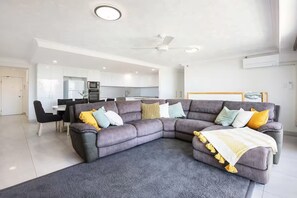 公寓, 2 間臥室, 陽台, 海景 | 起居區 | 42-吋智慧型電視、數位頻道、Netflix、串流服務