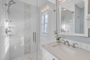 Shower, hair dryer, towels - Emerald Horizon - Luxury Home with Private Pool and Ocean Views (Marathon)