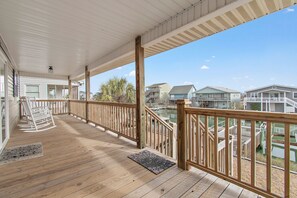 Terrace/patio - "The Joyful Pelican" - Canal home - PET FRIENDLY - 4 BR/2 BA Private Dock (Holden Beach)