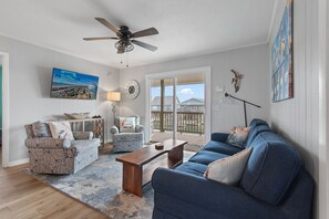 Smart TV - "The Joyful Pelican" - Canal home - PET FRIENDLY - 4 BR/2 BA Private Dock (Holden Beach)